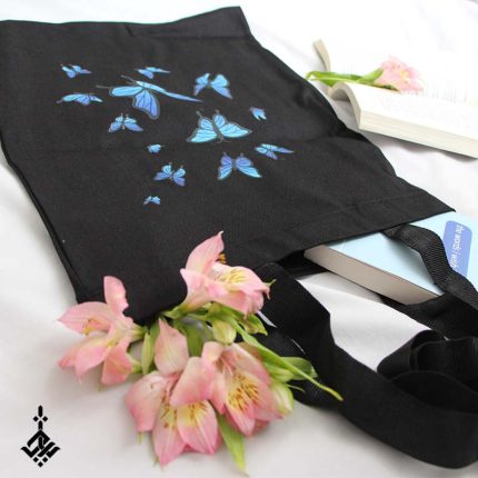 تصویر کیف پارچه ای مشکی با طرح پروانه ی آبی