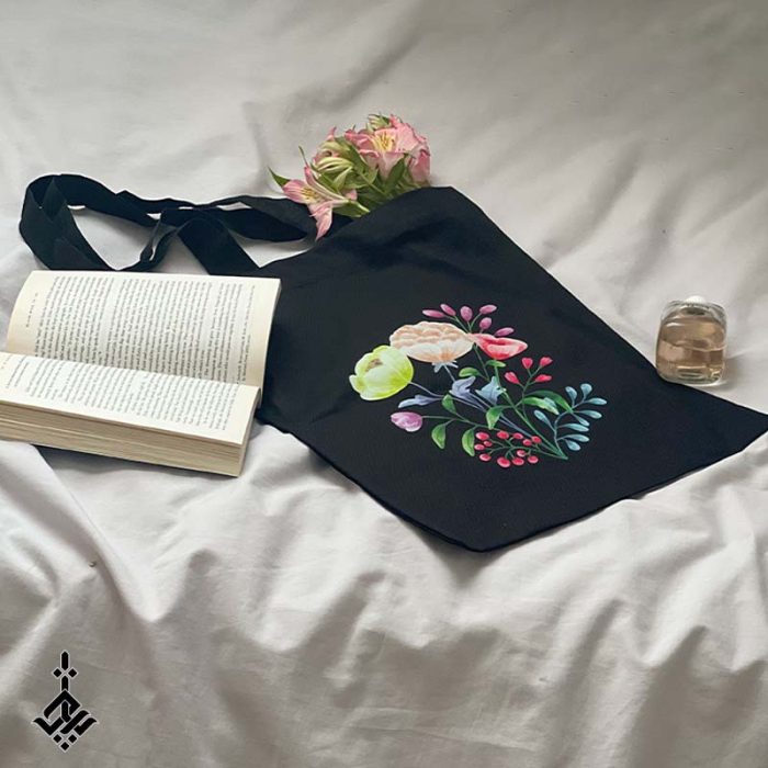 تصویر کیف پارچه ای مشکی با طرح گل های رنگی