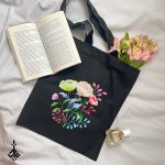 تصویر کیف پارچه ای مشکی با طرح گل های رنگی