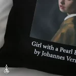 تصویر کیف پارچه ای مشکی با طرح دختری با گوشواره مروارید از نمای نزدیک