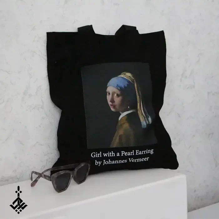 تصویر کیف پارچه ای مشکی با طرح دختری با گوشواره مروارید