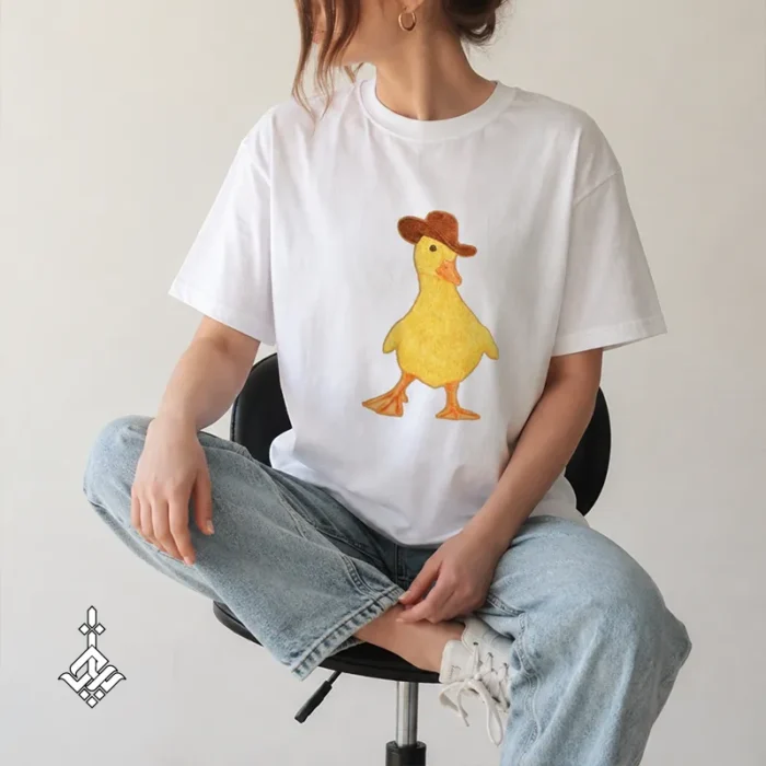تیشرت زنانه سفید طرح جوجه اردک زیبا - Image 1